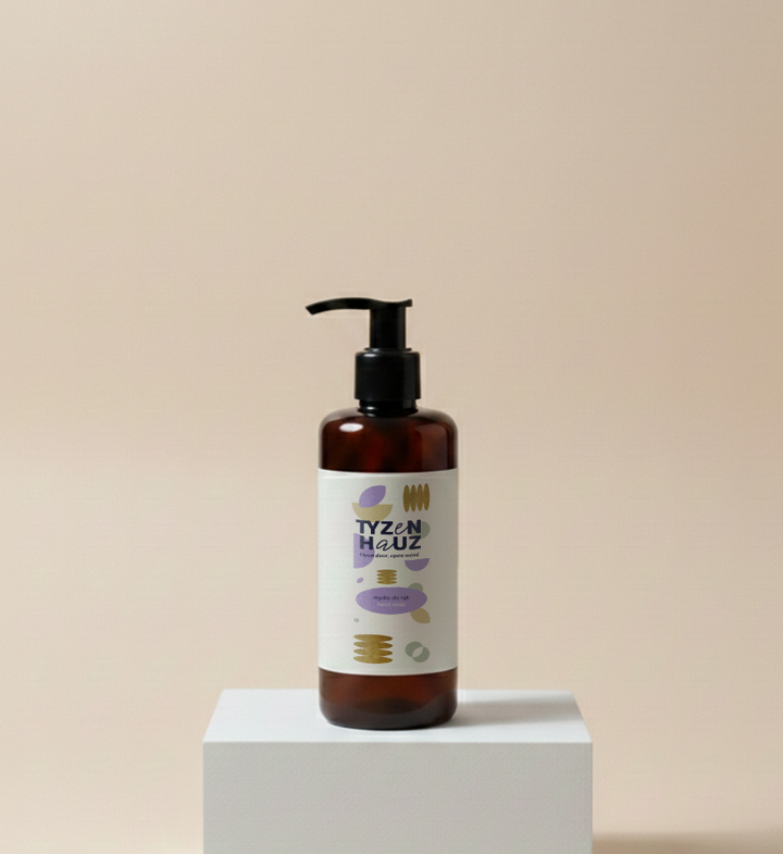 Bursztynowa butelka z pompką z mydłem w płynie na białym postumencie — minimalistyczny akcent spa w łazience