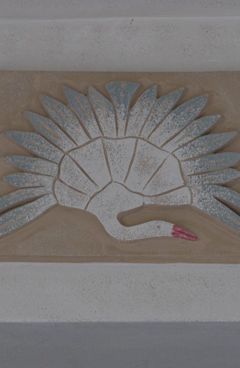 Dekoracyjny płaskorzeźbiony fryz ścienny z wachlarzowym motywem słonecznym i geometryczną bordiurą w stonowanym niebiesko‑beżowym kolorze