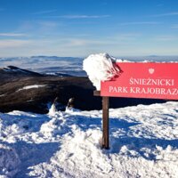 Zaśnieżony krajobraz górski w Śnieżnickim Parku Krajobrazowym z panoramicznym widokiem na okoliczne szczyty i doliny.