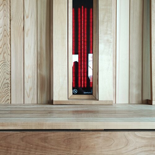 Nowoczesna sauna Infrared z naturalnego drewna i podświetleniem, tworząca relaksującą atmosferę spa