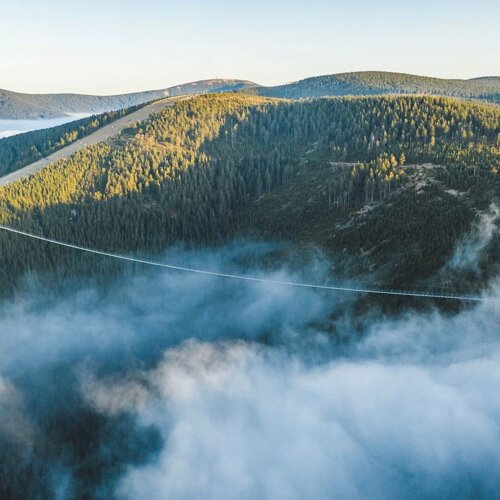 Widok na góry zasłonięty częściowo chmurą, miejsce doskonałe na piesze wycieczki