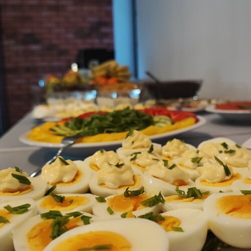 Półmisek z połówkami jajek na twardo, niektóre z majonezem i posiekanym szczypiorkiem, na bufecie śniadaniowym