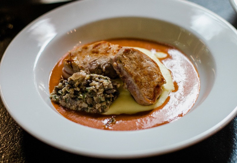Polędwiczki wieprzowe na kremowym puree z grzybowo-ziołowym farszem i aromatycznym sosem pomidorowym