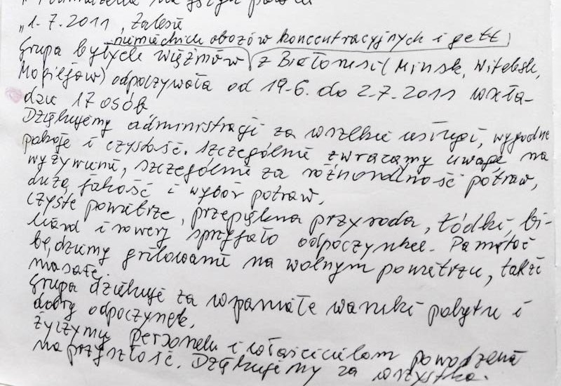 Karta z księgi gości: gęste, kursywne czarne pismo odręczne po polsku na białej kartce, widoczna data 1.7.2011