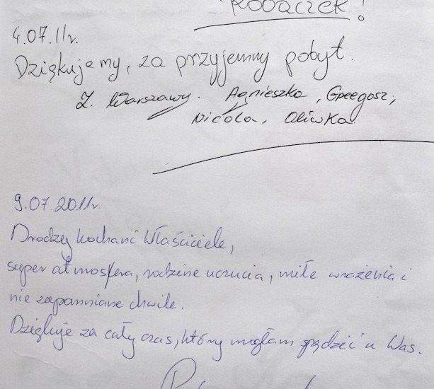 Strona z księgi gości z odręcznymi, polskimi podziękowaniami, podpisami i datami za przyjemny pobyt.
