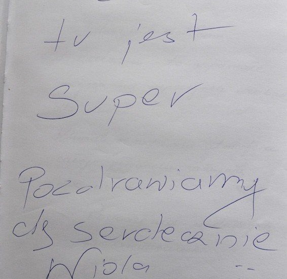Ręcznie napisany wpis w księdze gości po polsku: „tu jest super”, serdeczne pozdrowienia i podpisy Wiola i Grzegorz :)