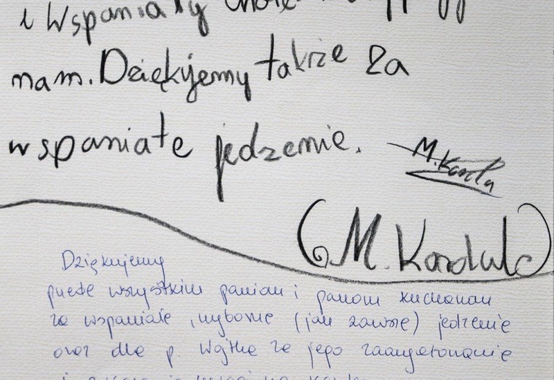 Ręczny wpis w księdze gości z 8.08.2016 dziękujący hotelowi za animacje, wspaniałe wspomnienia i wyborne jedzenie, podpisy.