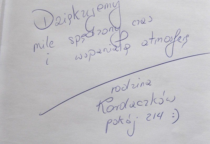Gościnne podziękowanie w notesie: 'Dziękujemy za miły czas i wspaniałą atmosferę' — rodzina Kondraczków, pokój 214