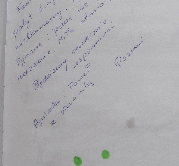 Ręczny wpis w księdze gości datowany 13.04.2012 niebieskim atramentem na białym papierze z zielonym uśmiechem na dole