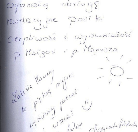 Ręcznie wpisana strona księgi gości z podziękowaniami za obsługę, pochwałami personelu, rysunkiem słońca i uśmiechem, podpisana przez gości