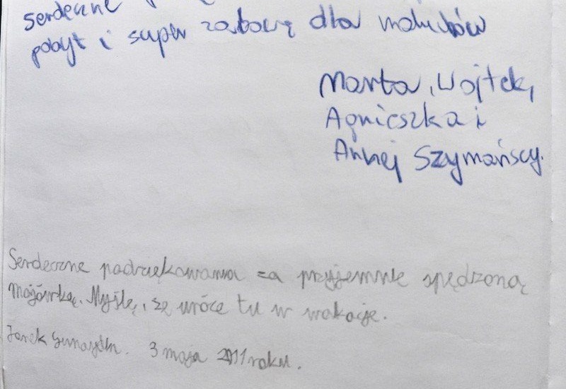 Otwarta księga gości z odręcznymi podziękowaniami i podpisami atramentem niebieskim i szarym, widoczna data 3 maja 2011