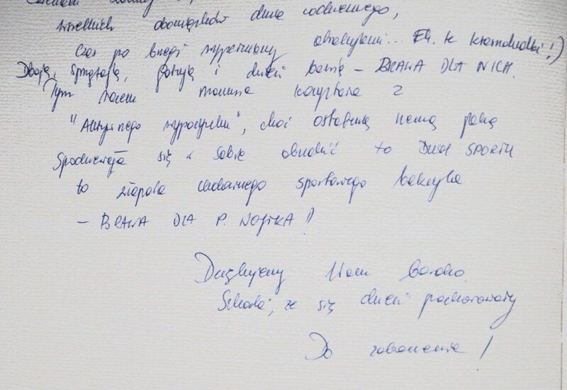 Ręczny wpis gościa po polsku niebieskim długopisem na kremowym papierze z fakturą, data 23.09.2016 u góry, podpis na dole.