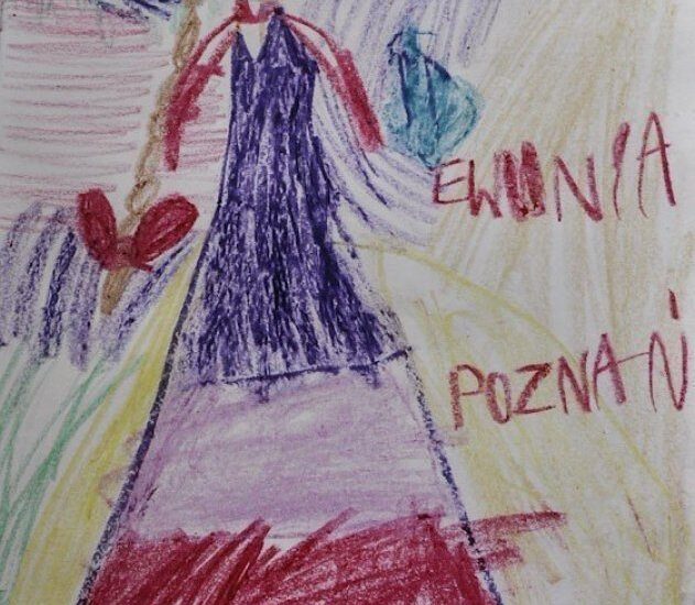 Rysunek kredkami: uśmiechnięta dziewczynka w długiej warstwowej sukni z warkoczem, kolorowe bazgroły i odręczny napis.