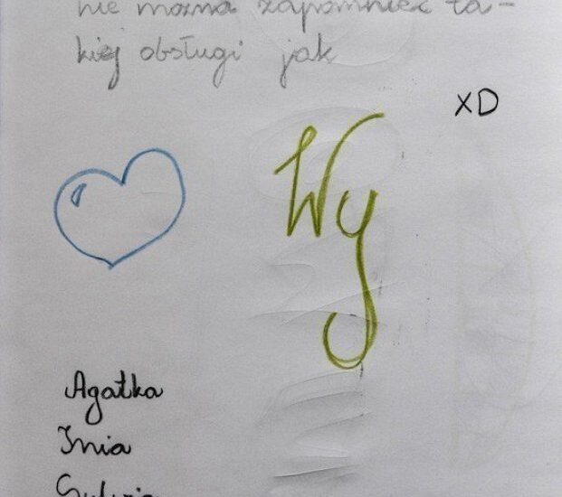 Wpis w księdze gości z datą 30.12.2011, pochwała obsługi, zielone kaligraficzne „Wy”, niebieskie serce, „XD” i kilka podpisów