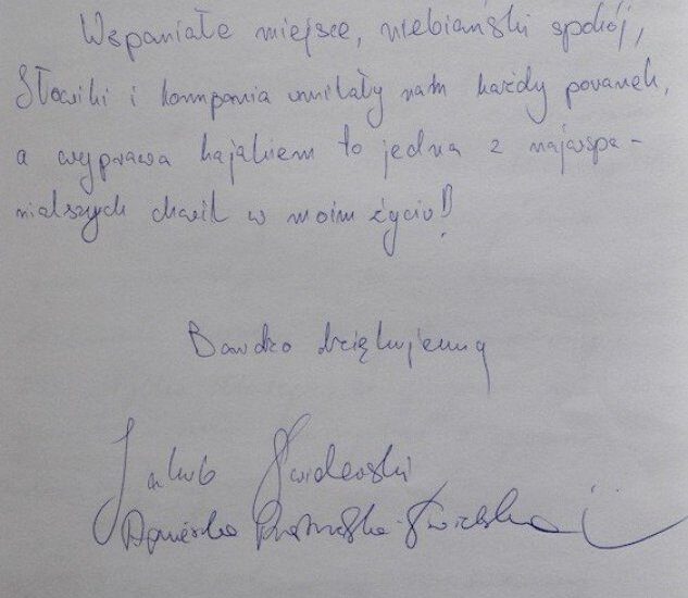 Ręcznie pisana notatka gości po polsku, niebieskim długopisem: „Dziękujemy!”, podpisy i rysunek uśmiechu.