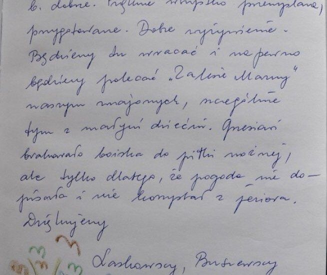 Ręczny wpis gości po polsku niebieskim atramentem, podpisy i kolorowy rysunek uśmiechniętego słoneczka