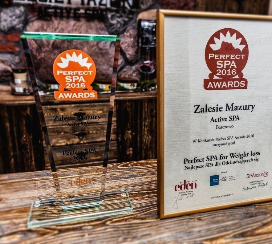 Szklany puchar i oprawiony certyfikat Perfect SPA 2016 dla Zalesie Mazury Active SPA — nagroda za najlepsze SPA odchudzające