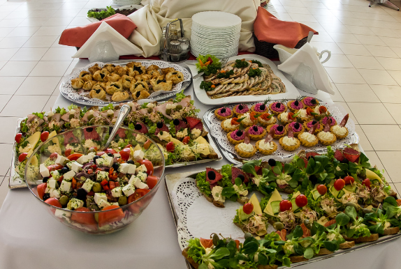 Eleganckie bufetowe przystawki z sałatkami, kanapkami z warzywami i serem oraz różnorodnymi wykwintnymi przekąskami na imprezę hotelową