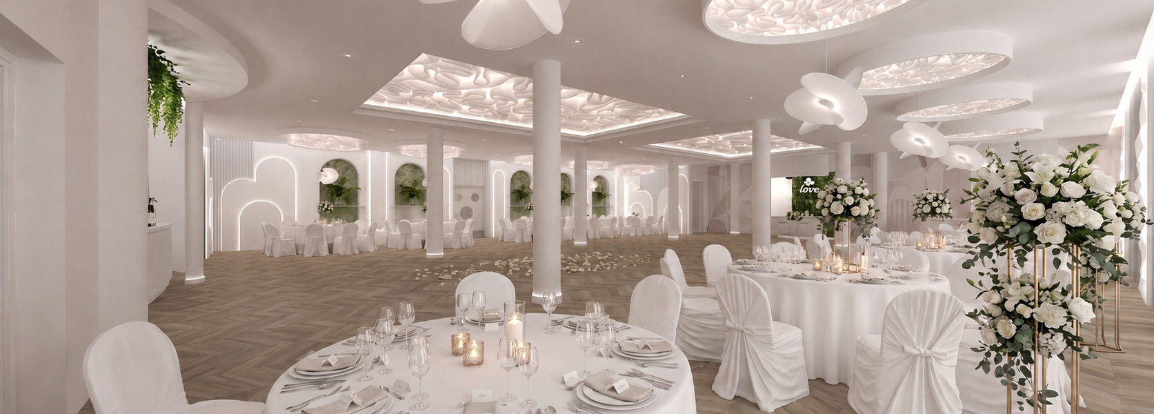 Elegancka sala bankietowa: białe okrągłe stoły, zakryte krzesła, wysokie bukiety róż, świeczki, ozdobne podświetlone sufity