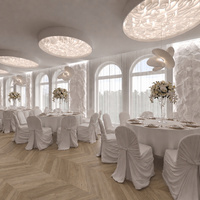 Elegancka sala bankietowa z okrągłymi stołami, obitymi krzesłami, wysokimi bukietami, łukowymi oknami i miękkim ozdobnym oświetleniem.