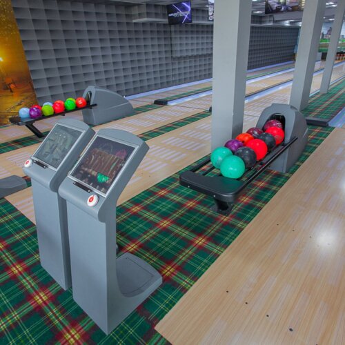 Kręgielnia z dwoma torami, automatycznym systemem punktacji i wieszakami na kolorowe kule do gry