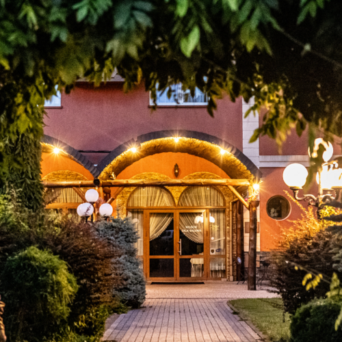 Wejście do hotelu Złote Arkady w Częstochowie