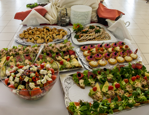 Eleganckie bufetowe przystawki z sałatkami, kanapkami z warzywami i serem oraz różnorodnymi wykwintnymi przekąskami na imprezę hotelową