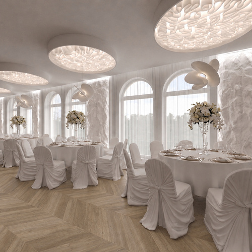 Elegancka sala bankietowa z okrągłymi stołami, obitymi krzesłami, wysokimi bukietami, łukowymi oknami i miękkim ozdobnym oświetleniem.