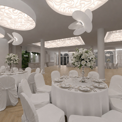 Elegancka sala bankietowa z okrągłymi stołami w białych pokrowcach, wysokimi bukietami, rzeźbiarskimi podświetlanymi sufitami i dębowym parkietem