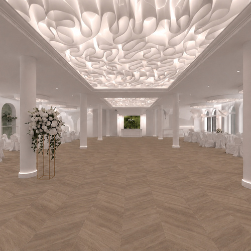 Przestronna sala balowa z jodełkową podłogą, białymi pokrowcami, bukietami, podświetlonym rzeźbionym sufitem i kolumnami.