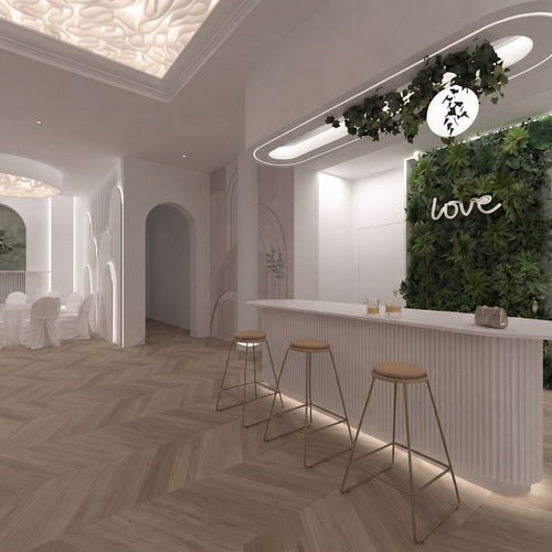 Elegancka sala eventowa z białym barkiem i trzema stołkami, zielonym panelem 'love', nakrytami krzesłami, miękkim oświetleniem i chevron podłogą.