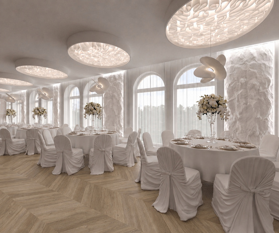 Elegancka sala bankietowa z okrągłymi stołami, obitymi krzesłami, wysokimi bukietami, łukowymi oknami i miękkim ozdobnym oświetleniem.