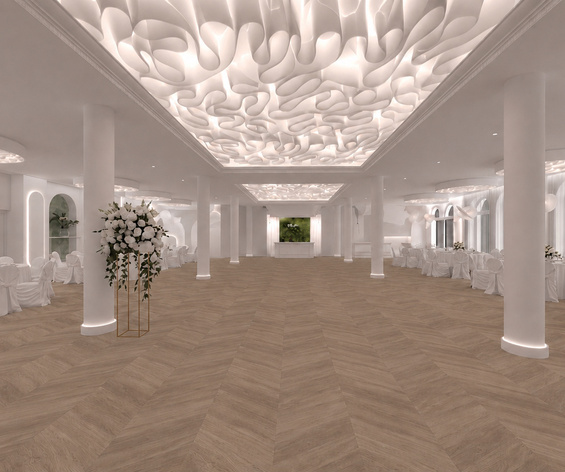 Przestronna sala balowa z jodełkową podłogą, białymi pokrowcami, bukietami, podświetlonym rzeźbionym sufitem i kolumnami.